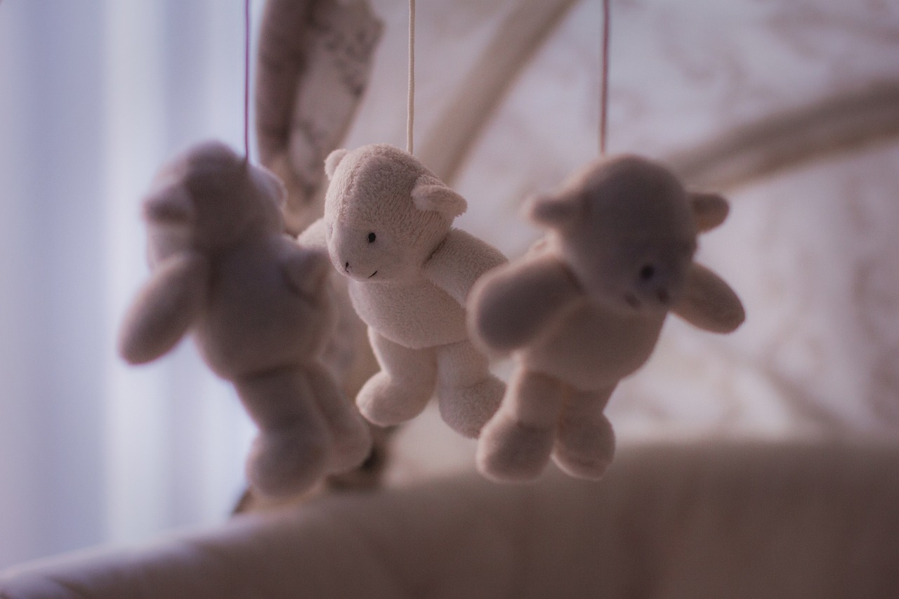 entdecken sie unsere stilvollen und sicheren babybetten, die ihrem kleinen liebling den perfekten schlafplatz bieten. hochwertige materialien und modernes design für ein komfortables babyzimmer.