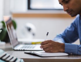 entdecken sie die vorteile des selbststudiums! erfahren sie, wie sie durch eigenständiges lernen ihre fähigkeiten erweitern und ihre persönlichen ziele erreichen können. perfekt für alle, die flexibel und effektiv lernen möchten.